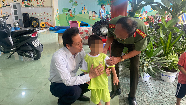 Lãnh đạo tỉnh Tiền Giang có mặt kịp thời để động viên, an ủi cháu bé bị khống chế.
