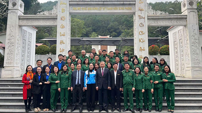 Tổng Bí thư Tô Lâm chụp ảnh kỷ niệm với cán bộ, nhân viên Khu di tích lịch sử cấp quốc gia đặc biệt Ngã ba Đồng Lộc.