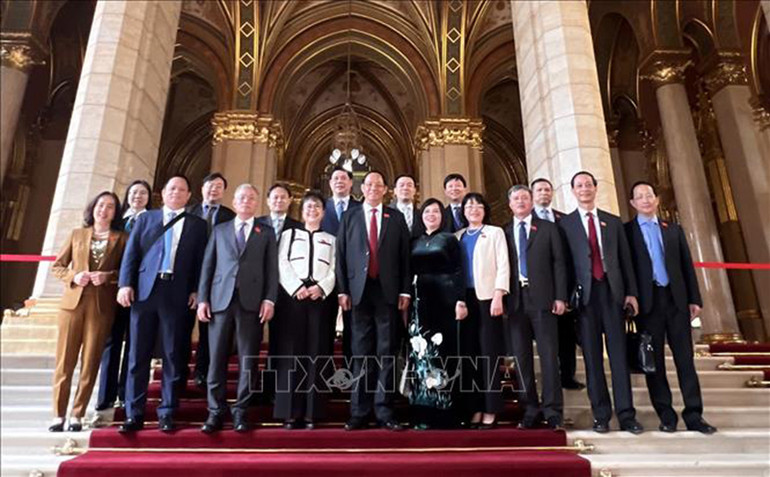 Đoàn đại biểu Quốc hội Việt Nam chụp ảnh trong tòa nhà Quốc hội Hungary. Ảnh: Phương Hoa/Pv TTXVN tại Hungary