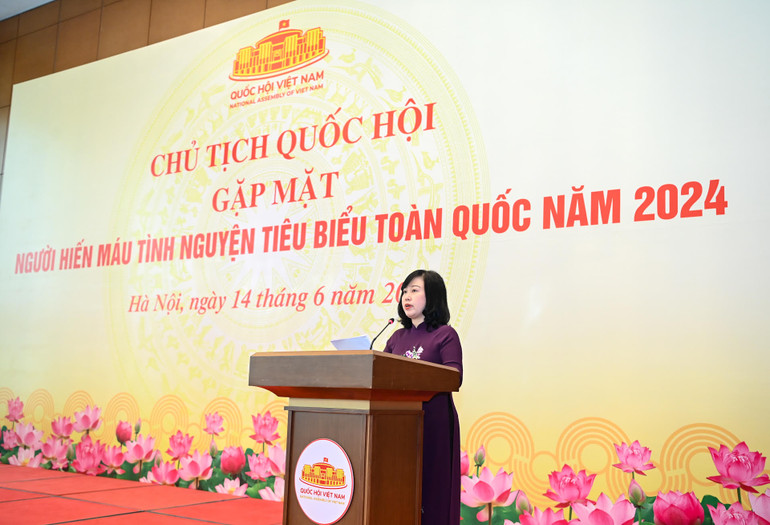 Bộ trưởng Y tế Đào Hồng Lan báo cáo tại cuộc gặp mặt. (Ảnh: DUY LINH)