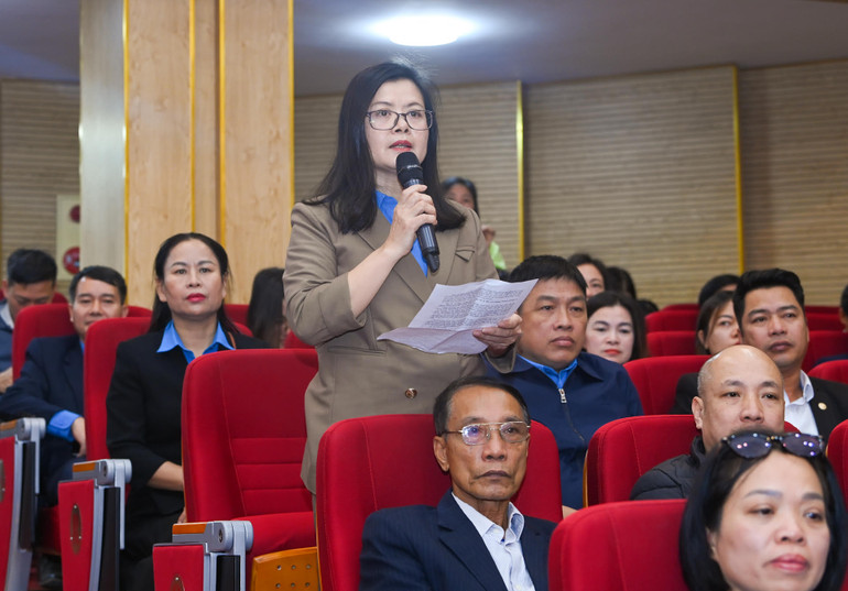 Cử tri Trần Thị Hằng, Liên đoàn Lao động quận Dương Kinh phát biểu ý kiến.