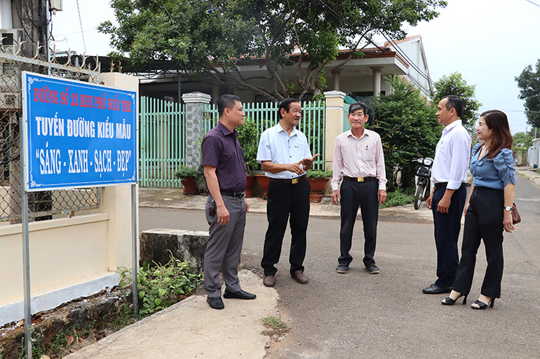 Tuyến đường kiểu mẫu ‘sáng-xanh-sạch-đẹp” ở tổ 2, khu phố Suối Tre, phường Suối Tre, thành phố Long Khánh.