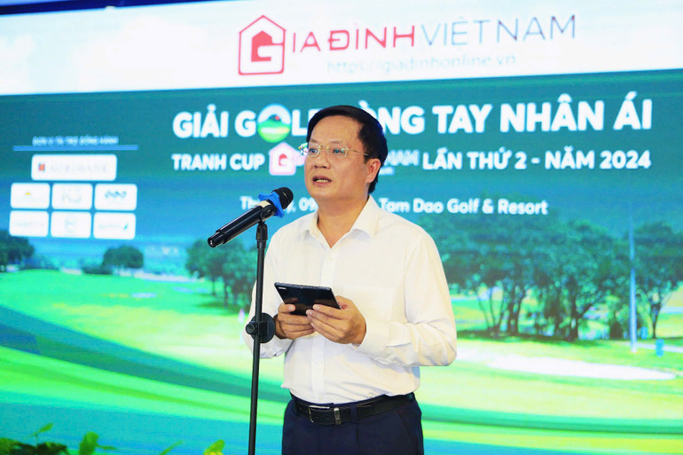 Nhà báo Hồ Minh Chiến, Tổng Biên tập Tạp chí Gia đình Việt Nam, Trưởng Ban tổ chức giải phát biểu tại lễ bế mạc.