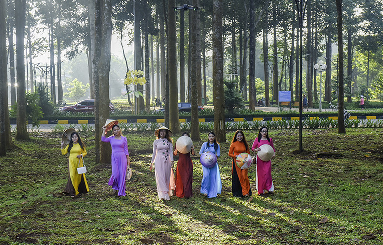 Phụ nữ Long Khánh trong tà áo dài dưới tán rừng ở trung tâm đô thị Long Khánh.