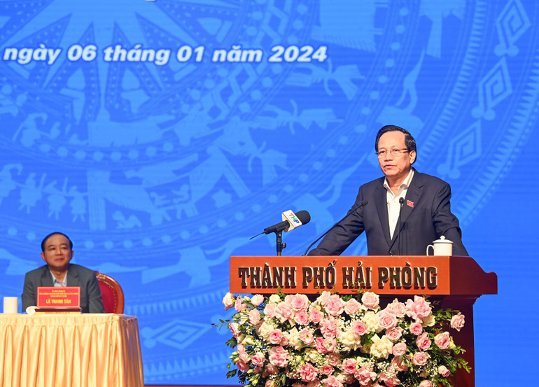 Bộ trưởng Lao động-Thương binh và Xã hội Đào Ngọc Dung trao đổi, giải đáp kiến nghị của cử tri.