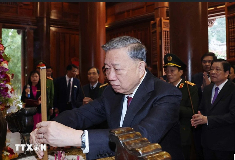 Tổng Bí thư Tô Lâm dâng hương tưởng niệm Chủ tịch Hồ Chí Minh tại Khu di tích Quốc gia đặc biệt Kim Liên. (Ảnh: Thống Nhất/TTXVN)