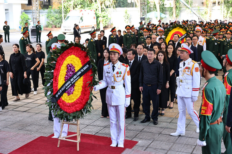 Đại diện Tập thể lớp Cao cấp lý luận chính trị K69C02-Học viện Chính trị Quốc gia Hồ Chí Minh viếng Tổng Bí thư Nguyễn Phú Trọng. (Ảnh: TTXVN)