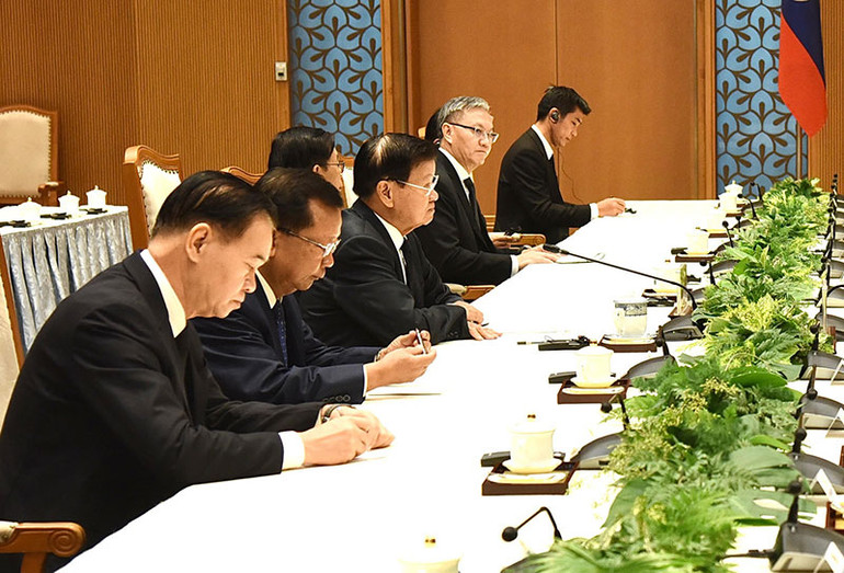 Tổng Bí thư, Chủ tịch nước Lào Thongloun Sisoulith và các thành viên trong đoàn cùng tham dự cuộc tiếp.