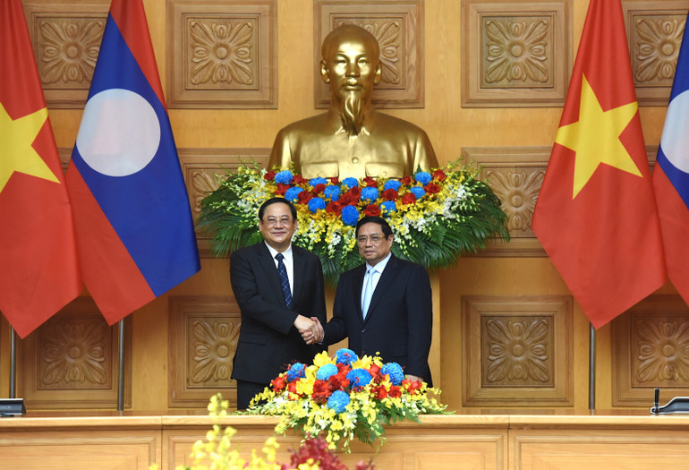 Thủ tướng Phạm Minh Chính và Thủ tướng Chính phủ nước Cộng hòa Dân chủ Nhân dân Lào Sonexay Siphandone trước khi vào hội đàm.