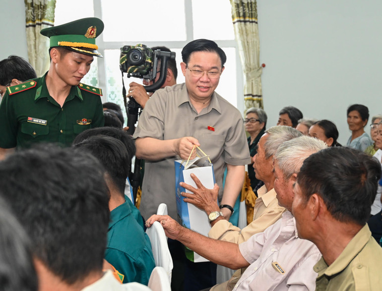 Chủ tịch Quốc hội Vương Đình Huệ tặng quà cho các hộ nghèo, gia đình có hoàn cảnh khó khăn tại chương trình.