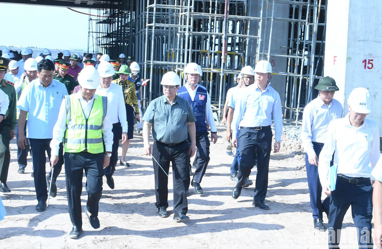 Thủ tướng Phạm Minh Chính thị sát công trường xây dựng Nhà ga hành khách T3 Cảng hàng không quốc tế Tân Sơn Nhất. Ảnh: THANH GIANG