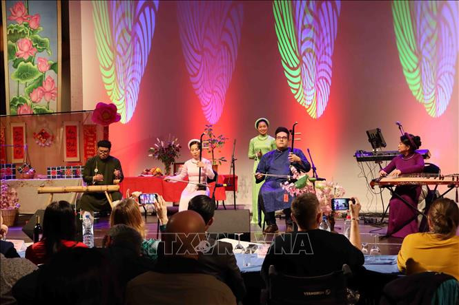 Nhóm nhạc "Tiếng tơ đồng" đến từ Pháp biểu diễn tại chương trình.