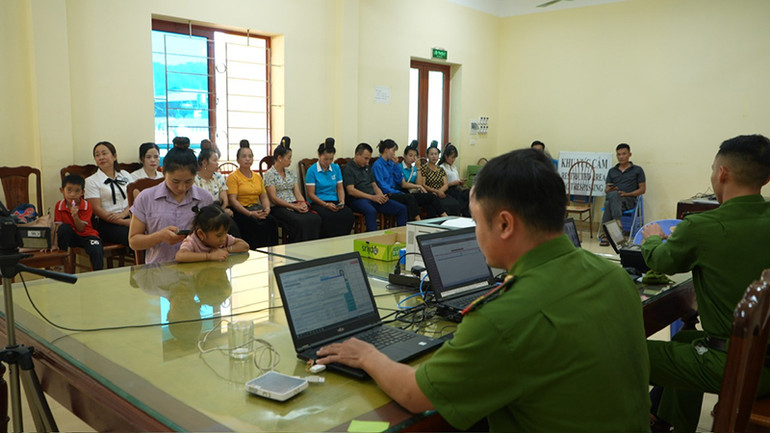 Công an huyện Tuần Giáo hướng dẫn nhân dân thực hiện các bước xác thực điện tử theo nội dung Đề án 06.