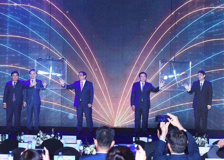 Thủ tướng Phạm Minh Chính và các đồng chí lãnh đạo thực hiện nghi thức khởi động Ngày hội Đổi mới sáng tạo Việt Nam.