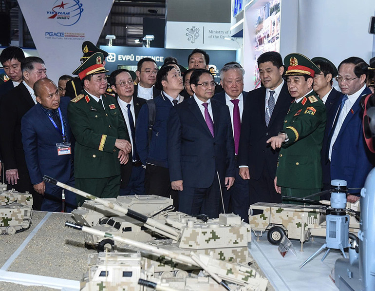 Thủ tướng Phạm Minh Chính và các đồng chí lãnh đạo đi tham quan các khu vực trưng bày của Triển lãm. (Ảnh: TRẦN HẢI)