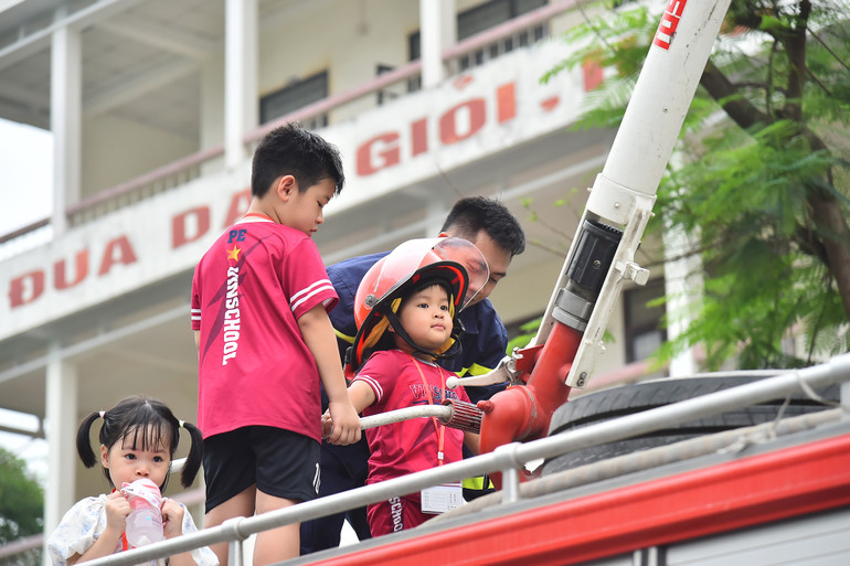 “Khi người dân xử lý đám cháy, nếu không có các thiết bị chữa cháy ban đầu và các thiết bị bảo hộ thì rất khó để dập tắt đám cháy và thoát nạn một cách an toàn, vì vậy thông qua chương trình chúng tôi giới thiệu các trang thiết bị, phương tiện cần có tại mỗi gia đình, để người dân có thể xử lý ngay tại thời điểm đó như: bình chữa cháy, sử dụng mặt nạ chống khói độc để các thành viên trong gia đình nhanh chóng thoát ra ngoài, sự an toàn về tính mạng của người dân trong đám cháy tăng lên rất nhiều”, Trung tá Ngọ Quang Toàn cho biết thêm.