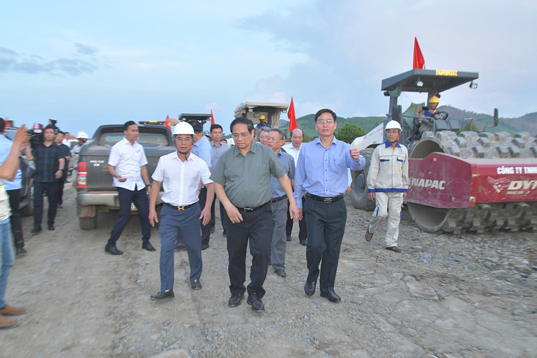 Thủ tướng Phạm Minh Chính thị sát công trường Dự án đường cao tốc Khánh Hòa-Buôn Ma Thuột.