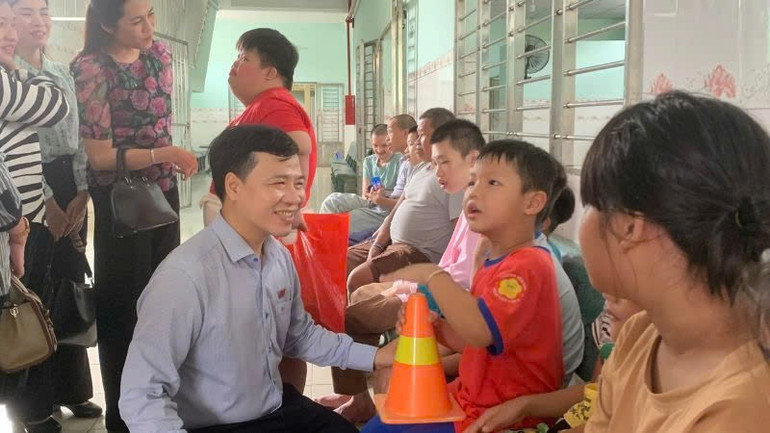 Đoàn giám sát Ban Văn hóa-Xã hội, Hội đồng nhân dân Thành phố Hồ Chí Minh giám sát việc cấp giấy tờ tùy thân cho trẻ em có hoàn cảnh đặc biệt tại các trung tâm bảo trợ xã hội. Đoàn giám sát Ban Văn hóa-Xã hội, Hội đồng nhân dân Thành phố Hồ Chí Minh giám sát việc cấp giấy tờ tùy thân cho trẻ em có hoàn cảnh đặc biệt tại các trung tâm bảo trợ xã hội.