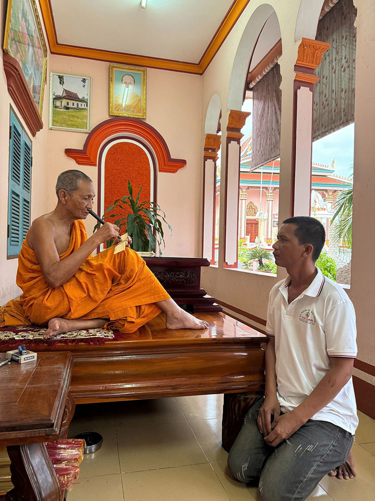 Hòa thượng Chau Ty truyền dạy kỹ thuật khắc chữ trên lá cho học trò.