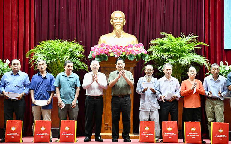 Thủ tướng Phạm Minh Chính trao quà Tết tặng các hộ nghèo trên địa bàn thành phố Cần Thơ.