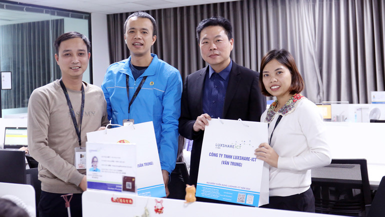 Lãnh đạo Công ty TNHH Crystal Martin Việt Nam, Khu công nghiệp Quang Châu (Việt Yên) và Công đoàn cơ sở thăm hỏi, động viên công nhân. (Ảnh: NGỌC ANH)