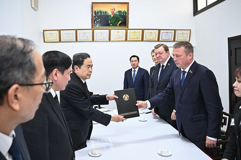 Phó Chủ tịch Thượng viện Cộng hòa Belarus Siarhei Khamenka gửi thông điệp chia buồn của Thượng viện Cộng hòa Belarus tới Chủ tịch Quốc hội Trần Thanh Mẫn. (Ảnh: DUY LINH)