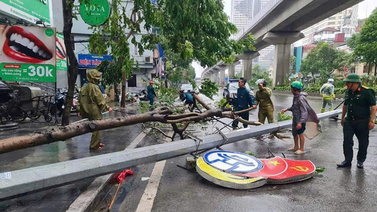 Các lực lượng chức năng của quận Hà Đông khắc phục hậu quả bão số 3 trên địa bàn.