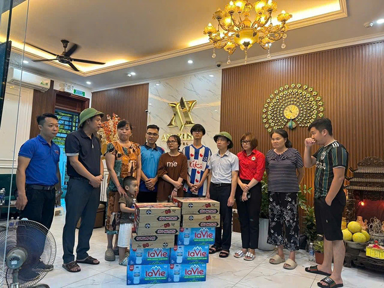 Cán bộ quận Hoàng Mai hỗ trợ thực phẩm, nước uống cho người dân khu nhà nguy hiểm ở phường Hoàng Liệt đến khách sạn trên địa bàn.