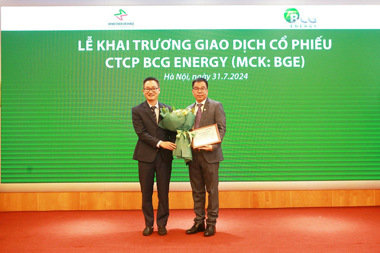 Ông Phạm Minh Tuấn – Tổng Giám đốc BCG Energy nhận Giấy chứng nhận đăng ký giao dịch cổ phiếu BGE tại Sở Giao dịch Chứng khoán Hà Nội (HNX).