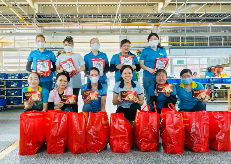 Công nhân Công ty cổ phần Taekwang Vina phấn khởi sau khi nhận quà Tết. (Ảnh: THIÊN VƯƠNG).