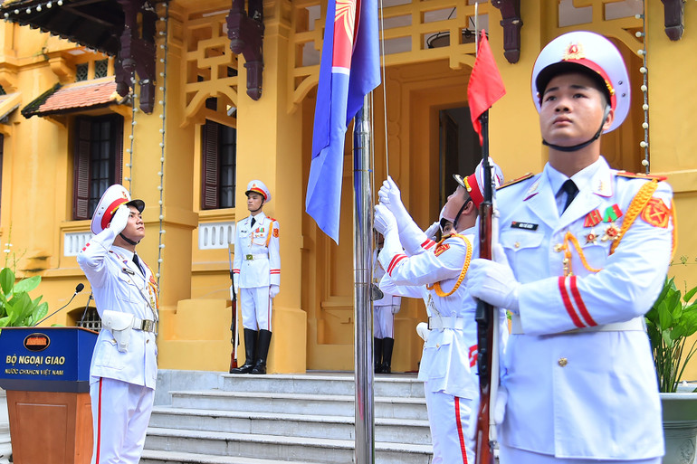Lá cờ ASEAN là biểu tượng cho tình đoàn kết, hữu nghị, hợp tác của Hiệp hội và khát vọng hòa bình, ổn định, phát triển thịnh vượng của tất cả các nước thành viên dưới mái nhà chung là Cộng đồng ASEAN.