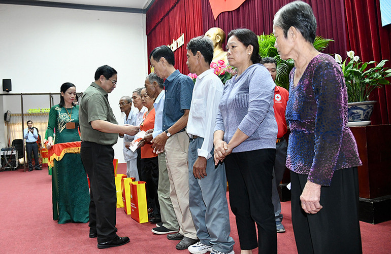 Thủ tướng Phạm Minh Chính tặng quà, chúc Tết các hộ nghèo trên địa bàn thành phố Cần Thơ.
