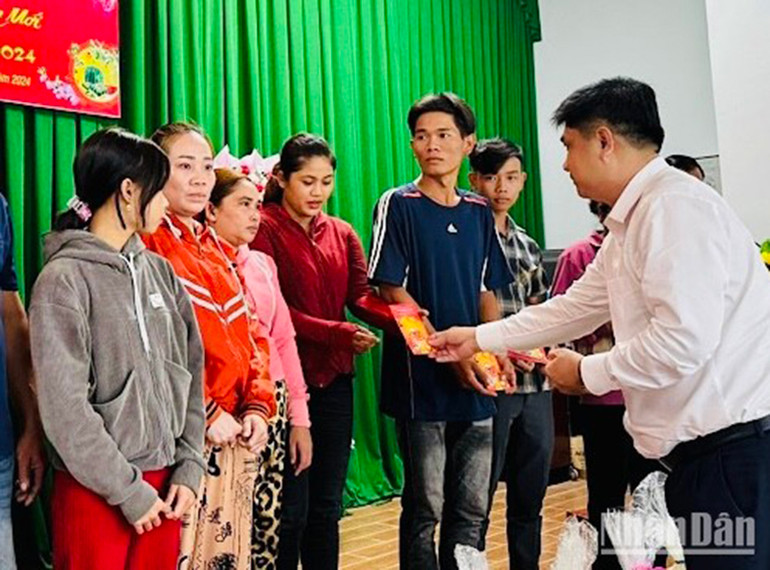 Nhiều hộ nghèo tại các xã vùng sâu Bạc Liêu rất vui khi được tặng quà Tết.