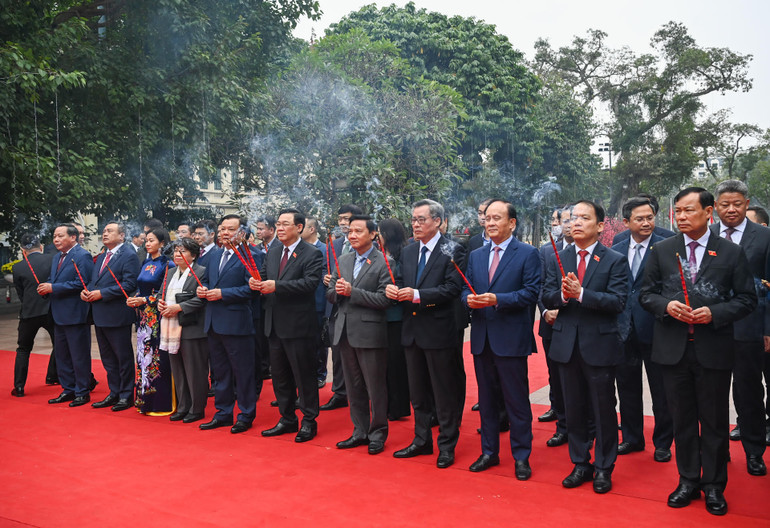 Chủ tịch Quốc hội Vương Đình Huệ và các đại biểu dâng hương tại Tượng đài Vua Lý Thái Tổ. (Ảnh: DUY LINH)