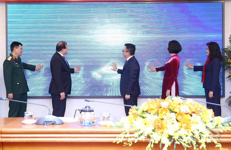 Các đại biểu nhấn nút chính thức khai trương website của giải thưởng.