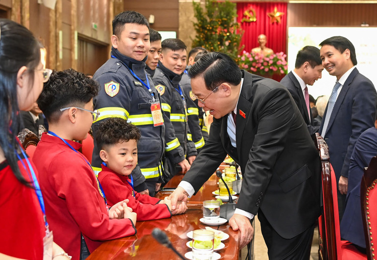 Chủ tịch Quốc hội Vương Đình Huệ trò chuyện với các cháu thiếu nhi Thủ đô. (Ảnh: DUY LINH)