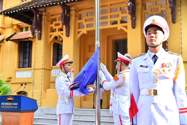 Lễ thượng cờ được tổ chức theo nghi thức trang trọng.