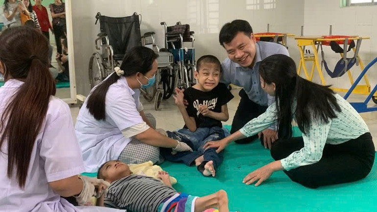 Đoàn giám sát Ban Văn hóa-Xã hội, Hội đồng nhân dân Thành phố Hồ Chí Minh giám sát việc cấp giấy tờ tùy thân cho trẻ em có hoàn cảnh đặc biệt tại các trung tâm bảo trợ xã hội. Đoàn giám sát Ban Văn hóa-Xã hội, Hội đồng nhân dân Thành phố Hồ Chí Minh giám sát việc cấp giấy tờ tùy thân cho trẻ em có hoàn cảnh đặc biệt tại các trung tâm bảo trợ xã hội.