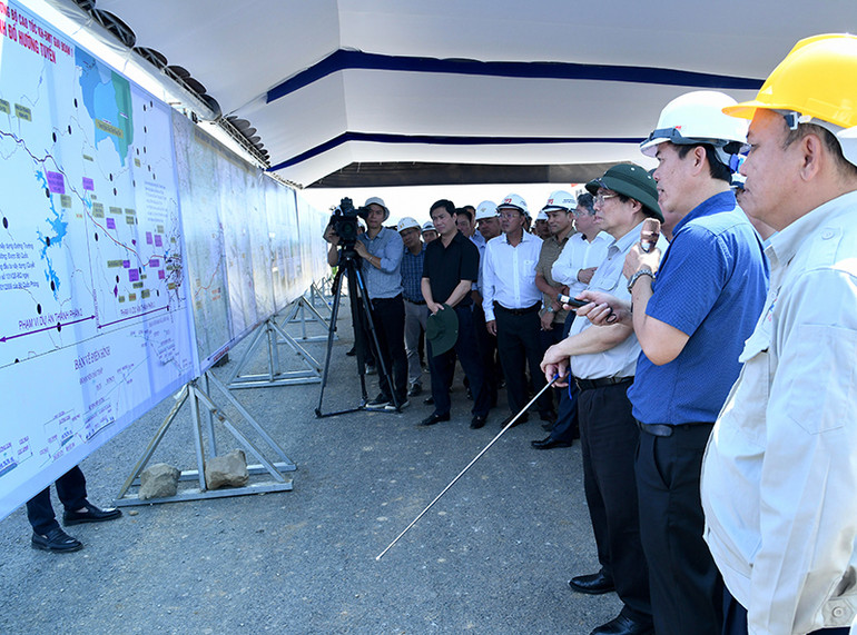 Thủ tướng Phạm Minh Chính nghe báo cáo về Dự án đường bộ cao tốc Khánh Hòa-Buôn Ma Thuột. Thủ tướng Phạm Minh Chính nghe báo cáo về Dự án đường bộ cao tốc Khánh Hòa-Buôn Ma Thuột.