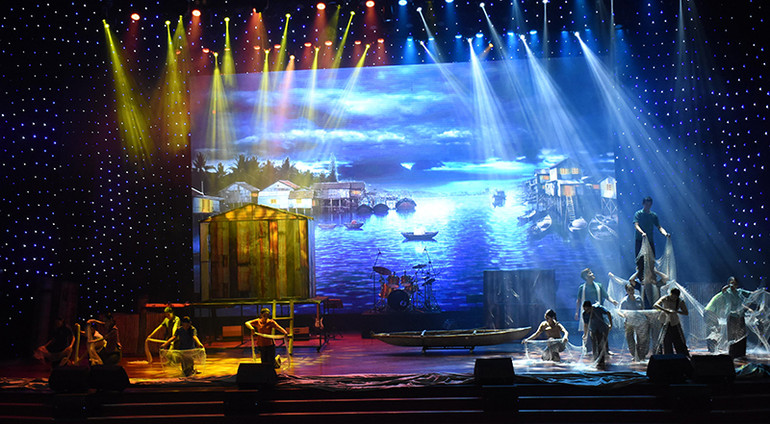 Các diễn viên Nhà hát Trưng Vương trong tiết mục múa “Trăng nhà Chồ” đạt Huy chương Vàng tại Liên hoan Ca múa nhạc toàn quốc - 2024 (đợt II).