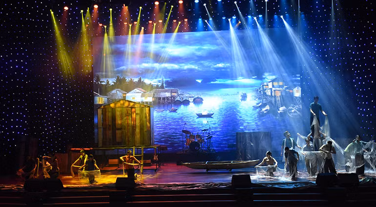 Các diễn viên Nhà hát Trưng Vương trong tiết mục múa “Trăng nhà Chồ” đạt Huy chương Vàng tại Liên hoan Ca múa nhạc toàn quốc - 2024 (đợt II). Các diễn viên Nhà hát Trưng Vương trong tiết mục múa “Trăng nhà Chồ” đạt Huy chương Vàng tại Liên hoan Ca múa nhạc toàn quốc - 2024 (đợt II).