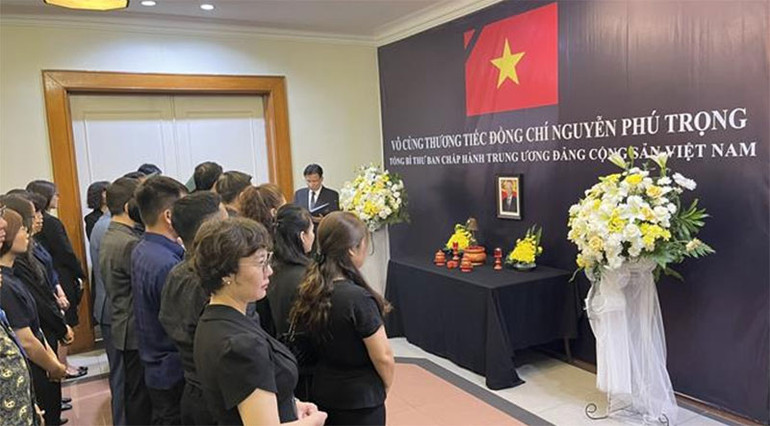 Cán bộ, nhân viên Đại sứ quán Việt Nam tại Indonesia, Cơ quan Tùy viên Quốc phòng, Cơ quan Thương vụ, Phái đoàn thường trực Việt Nam tại ASEAN, Ban Thư ký ASEAN và đại diện các doanh nghiệp Việt Nam tại Indonesia viếng Tổng Bí thư Nguyễn Phú Trọng tại Đại sứ quán Việt Nam. (Ảnh: Đào Trang/TTXVN ) Cán bộ, nhân viên Đại sứ quán Việt Nam tại Indonesia, Cơ quan Tùy viên Quốc phòng, Cơ quan Thương vụ, Phái đoàn thường trực Việt Nam tại ASEAN, Ban Thư ký ASEAN và đại diện các doanh nghiệp Việt Nam tại Indonesia viếng Tổng Bí thư Nguyễn Phú Trọng tại Đại sứ quán Việt Nam. (Ảnh: Đào Trang/TTXVN )