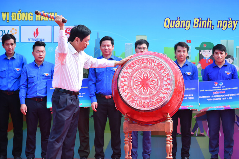 Đồng chí Nguyễn Công Huấn, Ủy viên Ban Thường vụ Tỉnh Ủy, Phó chủ tịch thường trực Hội đồng nhân dân tỉnh Quảng Bình đánh trống phát động tại Lễ ra quân Chiến dịch Thanh niên tình nguyện hè năm 2024.