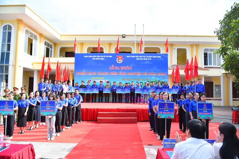 Nghi thức ra mắt các đội hình thanh niên tình nguyện hè và trao biển giao nhiệm vụ triển khai các công trình, phần việc thanh niên trong Chiến dịch thanh niên tình nguyện hè tại lễ ra quân.