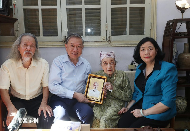 Tổng Bí thư, Chủ tịch nước Tô Lâm tặng chân dung Chủ tịch Hồ Chí Minh cho gia đình cố nhạc sĩ Văn Cao. (Ảnh: TTXVN) Tổng Bí thư, Chủ tịch nước Tô Lâm tặng chân dung Chủ tịch Hồ Chí Minh cho gia đình cố nhạc sĩ Văn Cao. (Ảnh: TTXVN)
