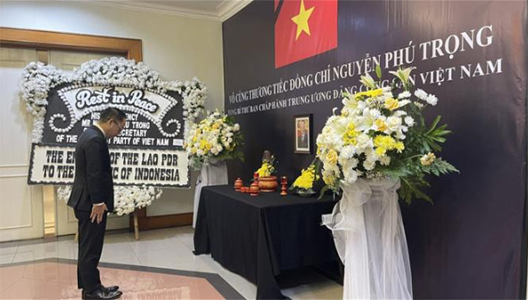 Đại sứ Lào tại Indonesia H.E. Khamfeuang Phanthaxay viếng Tổng Bí thư Nguyễn Phú Trọng. (Ảnh: Đào Trang/TTXVN tại Indonesia) Đại sứ Lào tại Indonesia H.E. Khamfeuang Phanthaxay viếng Tổng Bí thư Nguyễn Phú Trọng. (Ảnh: Đào Trang/TTXVN tại Indonesia)