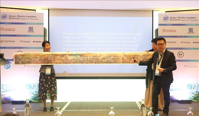 Đồng chí Lê Quốc Minh, Ủy viên Ban Chấp hành Trung ương Đảng, Tổng Biên tập Báo Nhân Dân, Phó Trưởng Ban Tuyên giáo Trung ương, Chủ tịch Hội Nhà báo Việt Nam thuyết trình tại Hội nghị. (Ảnh: TTXVN)