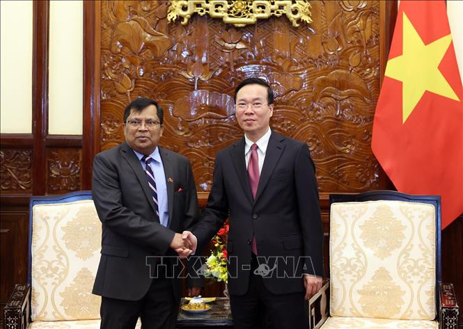 Chủ tịch nước Võ Văn Thưởng tiếp Đại sứ Bangladesh Mohammad Lutfor Rahman. (Ảnh: TTXVN)