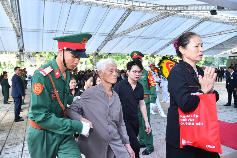 Càng gần giờ kết thúc lễ viếng Tổng Bí thư Nguyễn Phú Trọng, dòng người hướng về nhà tang lễ ngày một đông hơn.
