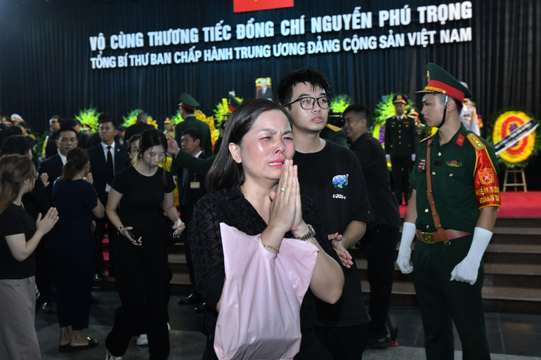 Những giọt nước mặt nghẹn ngào, xúc động khi vào viếng Tổng Bí thư Nguyễn Phú Trọng.